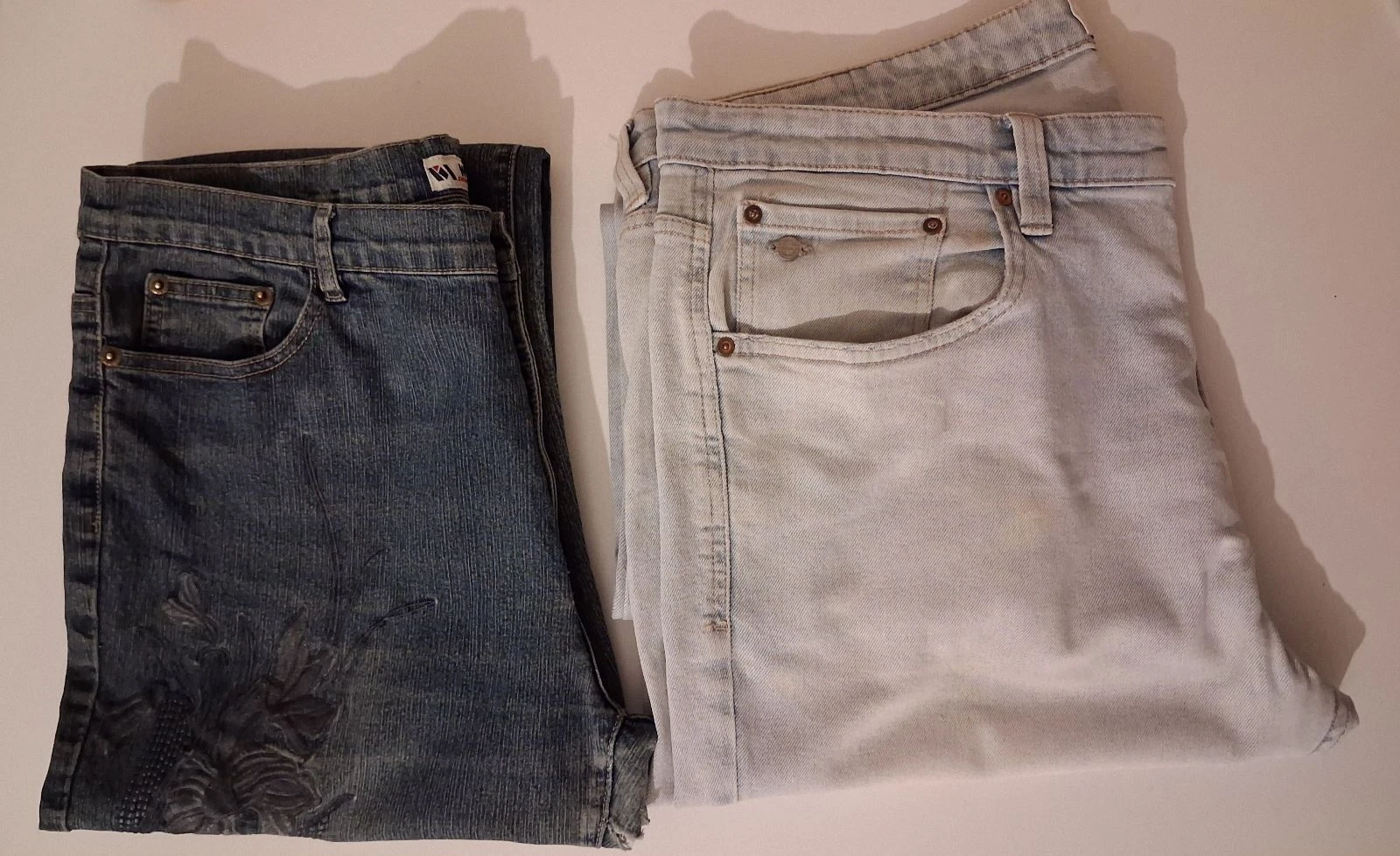 Lot d'un jean homme et d'un jean femme satisfaisants